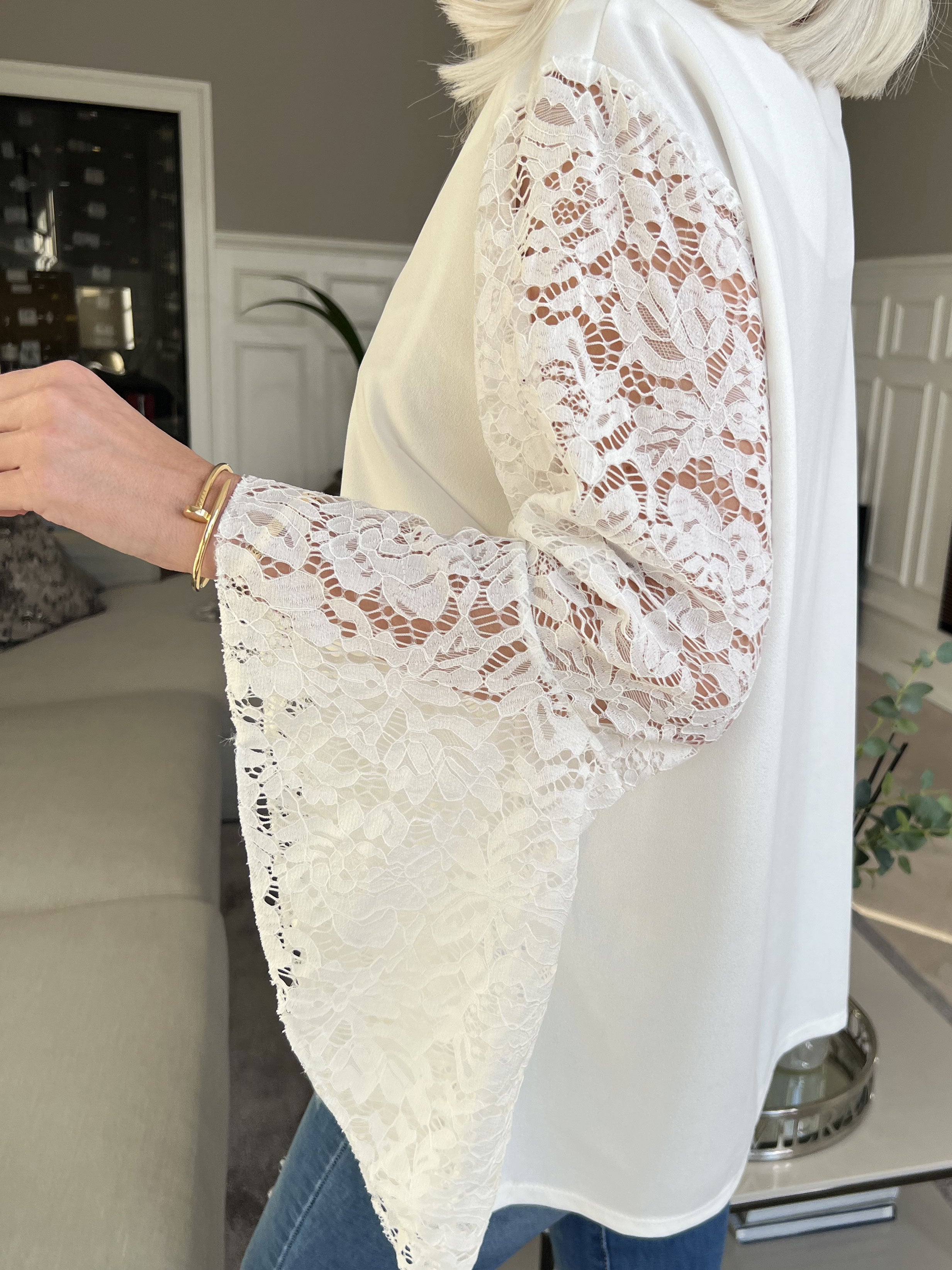 Nesia - Feminin blus med fina spetsärmar